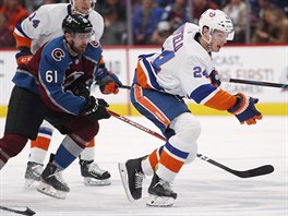 Martin Kaut (vlevo) z Colorada nahn Scotta Mayfielda z New York Islanders.