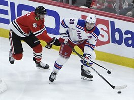 Dominik Kubalk (8) z Chicaga napad Chrise Kreidera z New York Rangers.