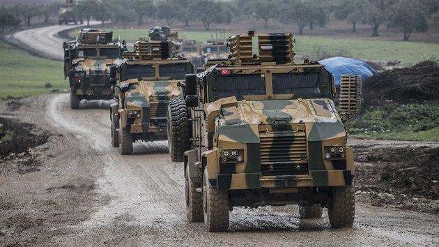 Konvoj tureckých obrněnců na hranici syrské provincie Idlíb (únor 2020)