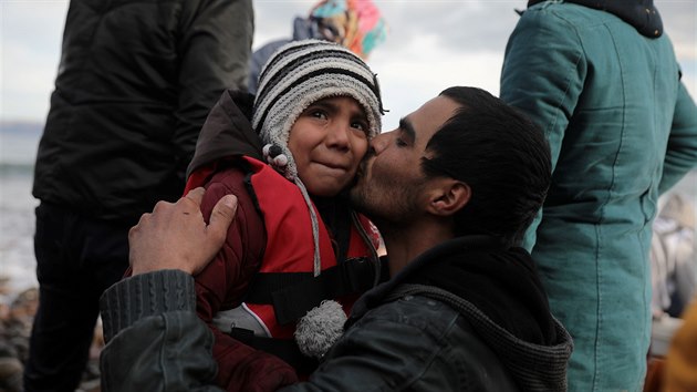 Skupina afghánských uprchlíků připlouvá na řecký ostrov Lesbos. (28. února 2020) 