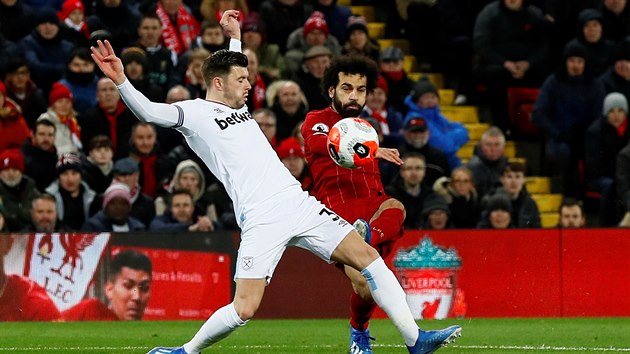 Mohamed Salah z Liverpoolu střílí, jeho pokus blokuje Aaron Cresswell z West Hamu.