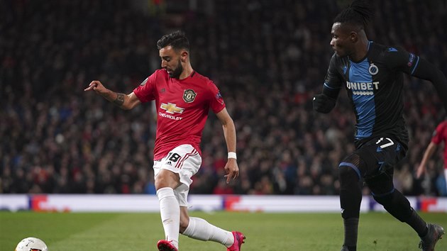 Bruno Fernandes (vlevo) z Manchesteru United a Simon Deli z Brugg.