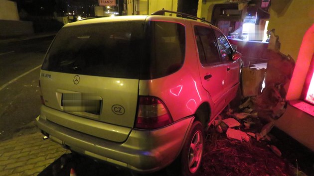 Opilá řidička zbořila zeď nočního klubu v Chebu.