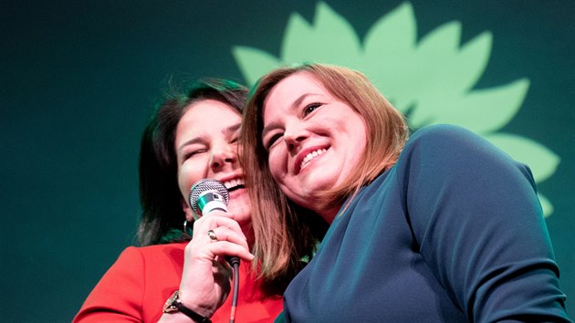 Kandidátka zelených Katharina Fegebanková (vpravo) a spolupředsedkyně strany Annalena Baerbocková po oznámení výsledků voleb v Hamburku (23. února 2020)
