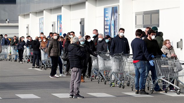 Lid ekaj ped supermarketem v uzavenm mst Casalpusterlengo v Lombardii. (23. nora 2020)