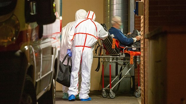 Zdravotníci převážejí pacienta infikovaného koronavirem z nemocnice v italském Codognu. (21. února 2020)