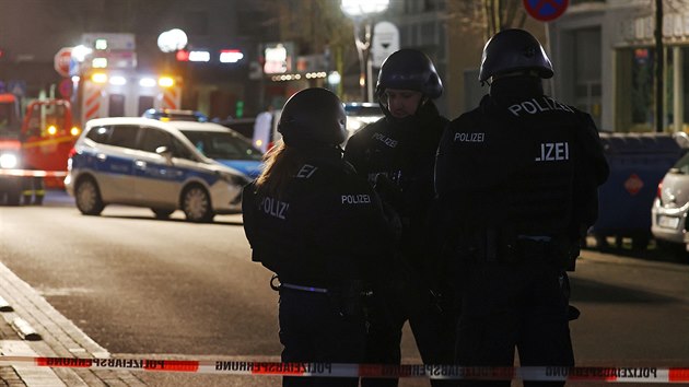 Policisté zajišťují oblast po střelbě v německém městě Hanau (20. února 2020)