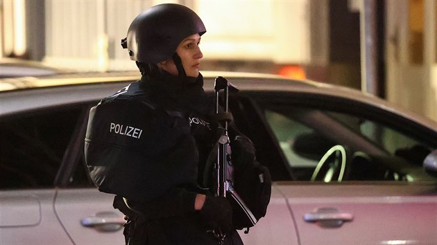 Police zajišťuje oblast po střelbě v německém městě Hanau (20. února 2020)