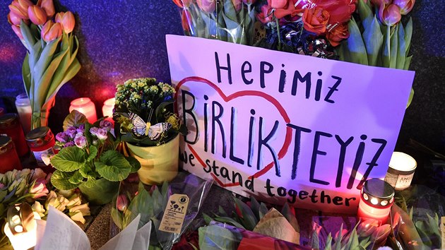Květiny a svíčky na památku obětí střelby v německém Hanau. (20. února 2020).