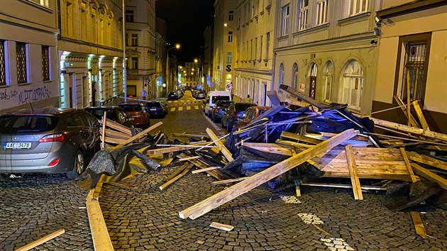 Silný vichr zaměstnal hasiče v Praze. V Cimburkově ulici spadla část střechy na zaparkovaná auta. (24. února 2020)