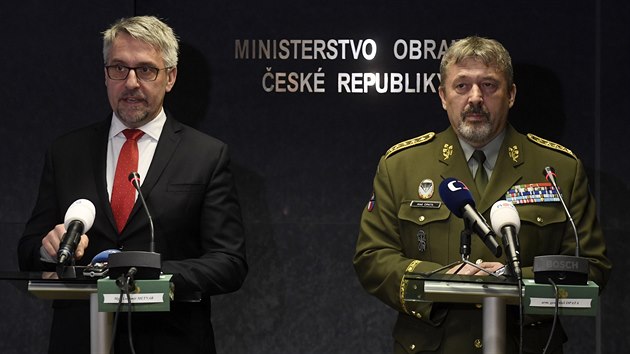 Ministr obrany Lubomr Metnar (vlevo) a nelnk Generlnho tbu AR Ale Opata na velitelskm shromdn v Praze. (25. nora 2020)