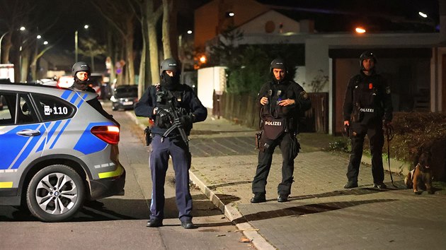 Policisté zajišťují oblast po střelbě v německém městě Hanau. (20. února 2020)