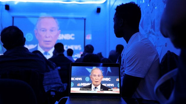 Pznivci Michaela Bloomberga sleduj prvn debatu uchaze o demokratickou nominaci do prezidentskch voleb. (20. nora 2020)