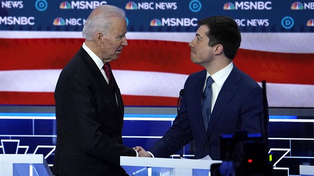 Joe Biden a Pete Buttigieg po konci prvn spolen debaty uchaze o demokratickou nominaci pro prezidentsk volby. (20. nora 2020)