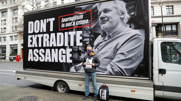 Stovky pznivc zakladatele serveru WikiLeaks Juliana Assange pochodovaly Londnem na protest proti jeho monmu vydn do Spojench stt, kter ho vin ze pione. (20. nora 2020)