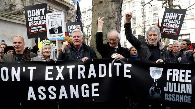 Protestního pochodu se zúčastnil i Assangův otec John Shipton (uprostřed) a zpěvák Roger Waters (vpravo). (22. února 2020)
