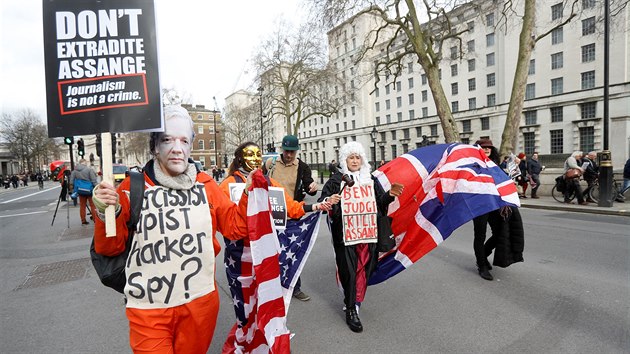 Stovky pznivc zakladatele serveru WikiLeaks Juliana Assange pochodovaly Londnem na protest proti jeho monmu vydn do Spojench stt. (22. nora 2020)