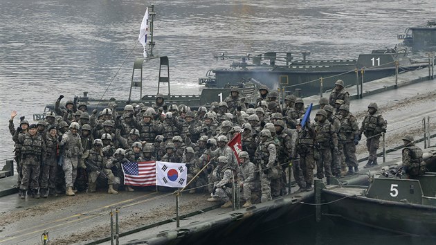 Američtí a jihokorejští vojáci pózují při focení během jejich každoročních vojenských cvičení. (10. prosince 2015)