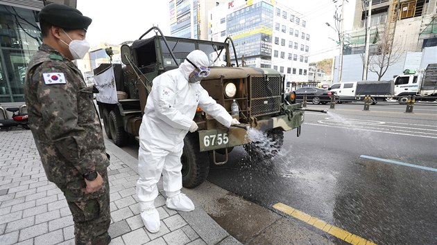 Vojáci preventivně dezinfikují vozidlo jihokorejské armády. V zemi je už 1595 nakažených koronavirem. (27. února 2020)