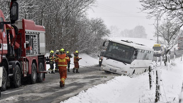 Hasii vyprouj autobus, kter v ptek havaroval na silnici tet tdy v jezd na Zlnsku. Ve voze v tu chvli bylo sedm lid, nikdo neutrpl zrann. (28. nora 2020)