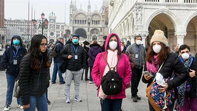Turisté přijeli do Benátek na karneval, město však slavnosti zrušilo zrušilo kvůli epidemii koronaviru. Z Toskánska se COVID-19 rozšířil na jih Itálie 25. února 2020.