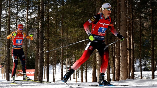 Marte Olsbuová Röiselandová z Norska na trati ženské štafety.