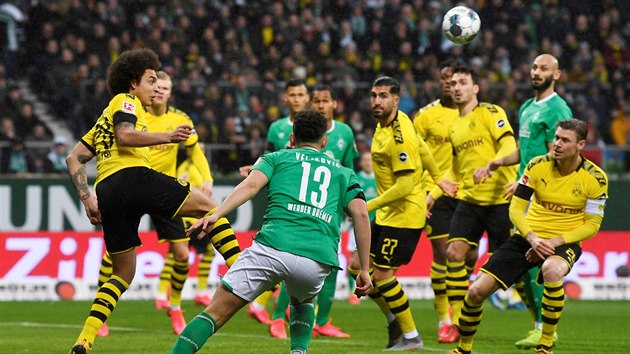 Fotbalist Brm (v zelenm) a Dortmundu bojuj o balon.
