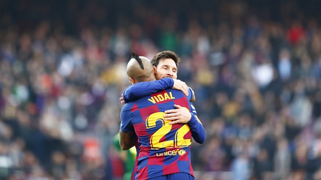 Lionel Messi a Arturo Vidal slav gl Barcelony proti Eibaru.