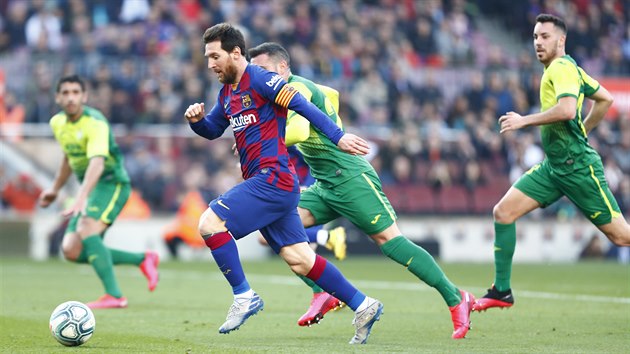 Lionel Messi z Barcelony (vlevo) b s balonem v zpase proti Eibaru.
