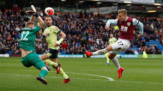 Matj Vydra (vpravo) z Burnley stl na branku Bournemouthu.