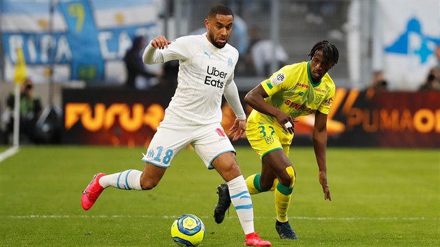 Jordan Amavi (vlevo) z Marseille vede balon, zastavit se ho sna Kader Bamba z Nantes.