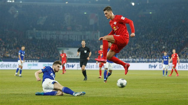 Patrik Schick (v ervenm) z Lipska v zpase proti Schalke.