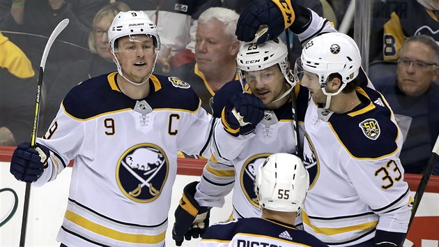 Jack Eichel (vlevo) z Buffala slav se svmi spoluhri gl proti Pittsburghu.