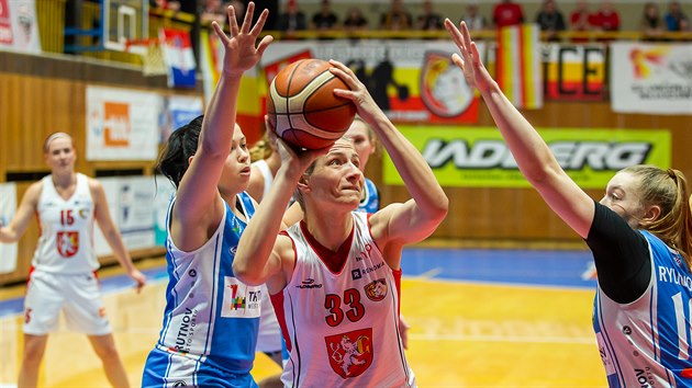 Momentka z utkn ensk basketbalov ligy mezi drustvy Hradec Krlov a Trutnov.