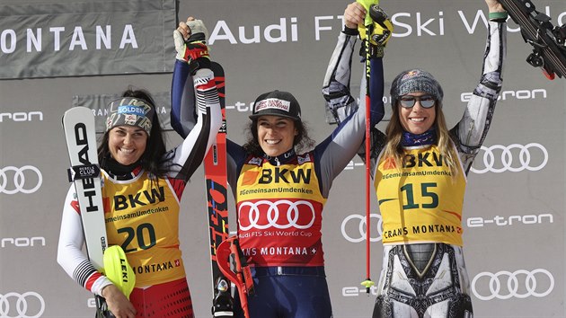 Česká lyžařka Ester Ledecká (vpravo) se na pódiu raduje ze třetího místa v kombinaci v Crans Montaně, závod ovládla Italka Federica Brignoneová (uprostřed), druhá skončila Rakušanka Franziska Gritschová.