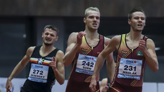 Pavel Maslák (vpravo) běží na Halovém mistrovství ČR v Ostravě.