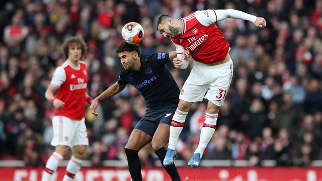 Dominic Calvert-Lewin (vlevo) z Evertonu a Sead Kolainac z Arsenalu v hlavikovm souboji.