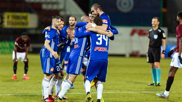 Fotbalist Olomouce se raduj z vtzstv nad Spartou.