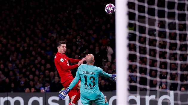 Glman Willy Caballero (Chelsea) vychytv rnu Roberta Lewandowskho z Bayernu.