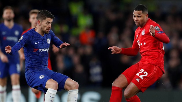 Serge Gnabry z Bayernu nahrv okolo Jorginha z Chelsea.