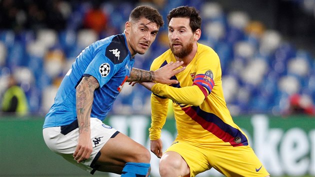 Lionel Messi dribluje s míčem okolo Giovanniho Di Lorenza z Neapole.
