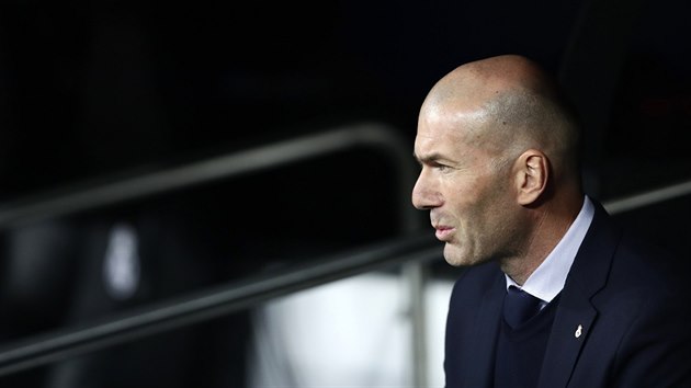 Zinédine Zidane, kouč Realu Madrid, pozoruje výkon svého celku v souboji s Manchesterem City.