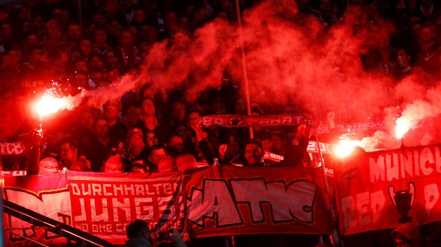 Fanoušci mnichovského Bayernu během utkání na stadionu Hoffenheimu.