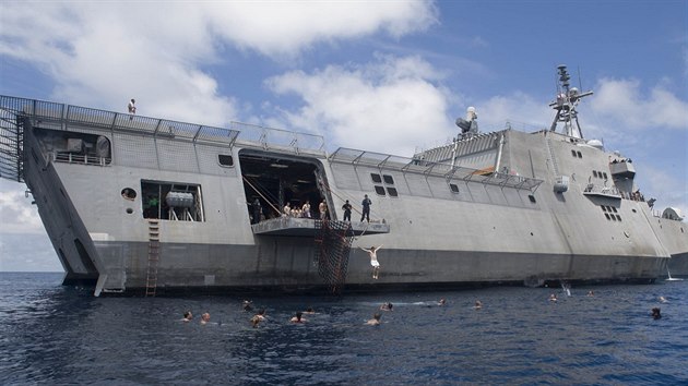 st posdky USS Coronado (LCS-4) ve volnm ase skota v moi.