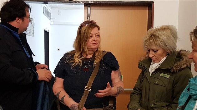 Romana Frieselov� v debat� se sv�mi p��teli na chodb� Krajsk�ho soudu v �st� nad Labem.