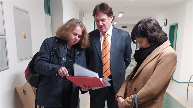 K soudu dorazila editelka Galerie Benedikta Rejta v Lounech Alice tefankov (v ernm) i prvn zstupce galerie Frantiek Kosk. Naopak nepila majitelka zmku vPeruci Dominika Matuov.