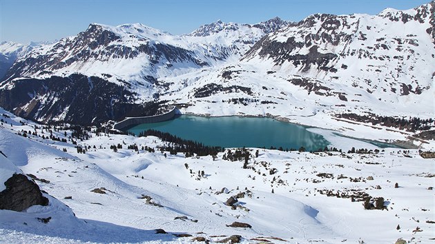 Ve výšce 2 040 metrů lze narazit na přehradu, která k výrobě elektřiny využívá energii vody stékající z vrcholků hor.