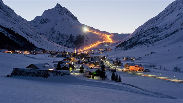 Večer se v Galtüru můžete projet po osvětleném okruhu mezi městečkem a lyžařskou školou.