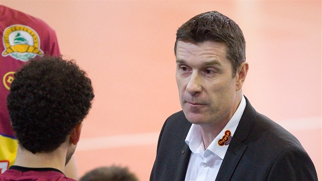 Trenér Michal Nekola udílí pokyny volejbalistům Liberce.