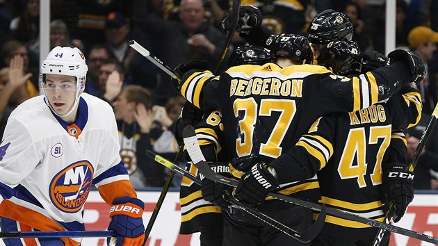 Hokejist Bostonu se raduj z glu Davida Pastrka v utkn proti New Yorku Islanders.